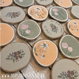 Log Slice Plaque - Long White Flower / Coral 13880